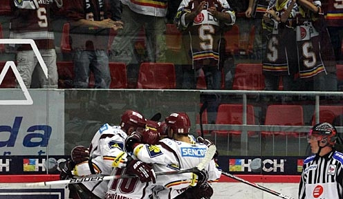 Hráči i sparťanští fanoušci se radují ze třetí gólové pojistky Pražanů