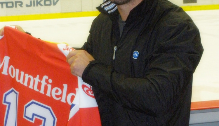 Aleš Kotalík už pevně drží v rukách svůj dres