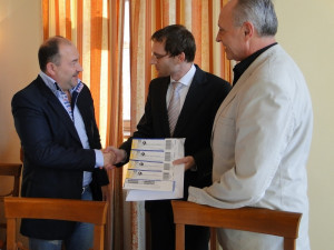 Michal David předává lístky pro děti a seniory zástupcům města