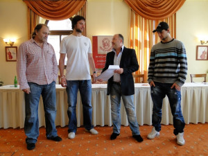 Michal David  předává lístky pro kluky z HC Mountfield