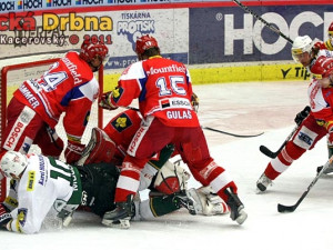 Petr Mocek svým důrazem vytvořil před domácí brankou takový zmatek, který Vary proměnily ve druhý gól