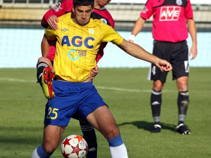 Mahmutovič kryje míč před Novákem