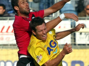 Štěpán Vachoušek dostal v tomto hlavičkovém souboji od Miloše Brezinského co proto