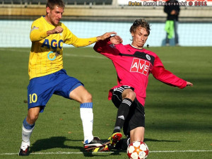 Zadák Pavel Novák se snaží zastavit únik Vlastimila Stožického