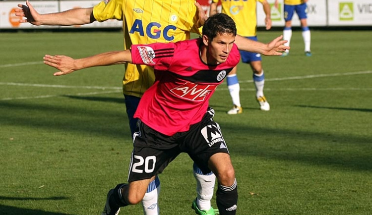 Teplický Štěpán Vachoušek dotírá na Petra Javorka