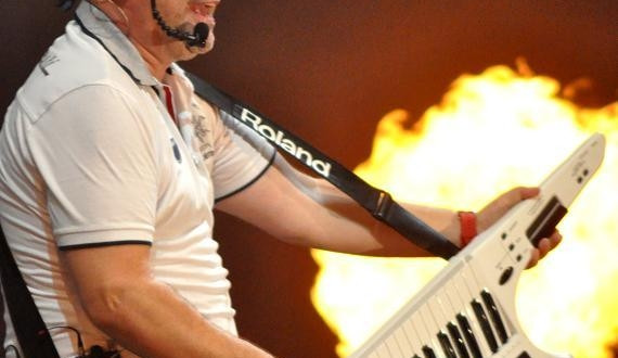 Čas muziky, decibelů, céček a vítězství. Budějcký koncert Michala Davida