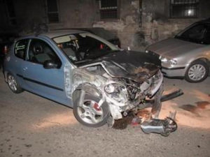 Opilý řidič narazil do čtyř osobních vozidel