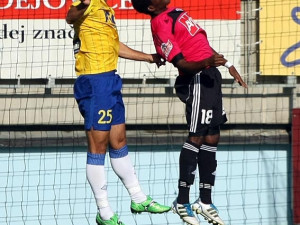 Hlavičkový souboj Fernanda Tobiase Hudsona s Aidinem Mahmutovičem