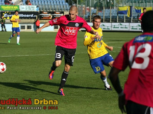 Zdeněk Ondrášek bojuje o míč před Vlastimilem Stožickým
