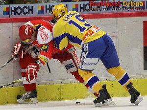 Petr Leška tlačí na mantinel domácího zadáka Jana Nováka