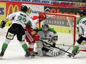 David Kuchejda před Michalem Valentem, na pomoc přispěchal hostujícímu gólmanovi Vojtěch Mozík
