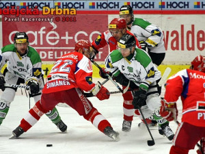 Hostující kapitán David Výborný po vyhraném buly objíždí Jiřího Šimánka