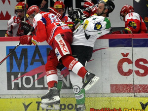 Martin Rýgl v souboji tělo na tělo s důrazným Tomášem Mertlem