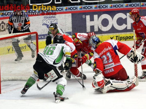 První branku hostů vstřelil Jaroslav Balaštík, který projel brankovištěm a za Kovářovými zády prošťouchal puk až do sítě