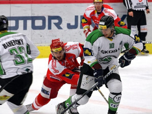 Roman Tomas atakovaný Alešem Kotalíkem