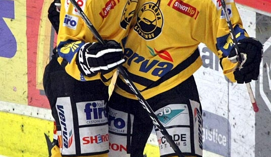 Litvínov jde do dvoubrankového vedení, vpravo střelec Richard Jareš