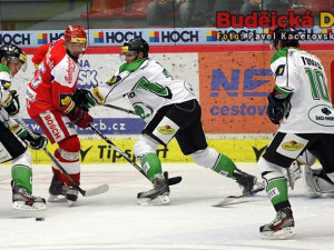 Milan Gulaš se snaží prosadit před brankou Bruslařů