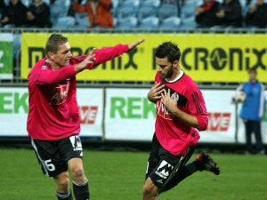 Skóre zápasu uzavřel expříbramský Michal Klesa (vlevo Luboš Pecka)