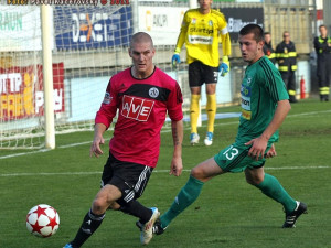 Útočník Zdeněk Ondrášek před Aleksandarem Andrejevičem