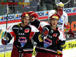 Ojedinělý obrázek tohoto utkání - Rudolf Červený blahopřeje střelci první domácí branky Lukáši Květoňovi