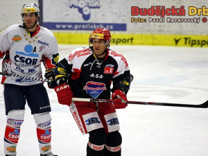 Po dlouhé přestávce zaviněné zraněním ramene se na ledě opět objevil Václav Pletka