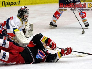 Rudolf Červený se snaží obětavým zákrokem překvapit Martina Růžičku