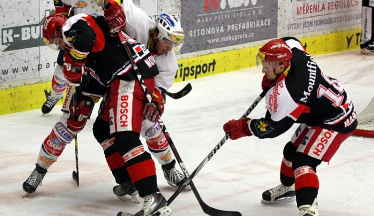 Corey Elkins to neměl proti Novákovi s Martynkem jednoduché