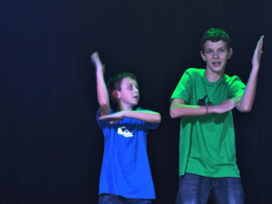 Danceshow Dancing Queens - bratrské duo a breakdance.