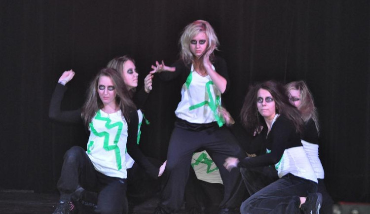 Dancing Queens - Monsters.