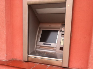 Žena vybrala na budějcku cizí peníze z bankomatu