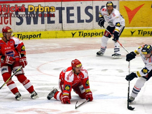 Marek Trončinský čaruje před klečícím Alešem Kotalíkem