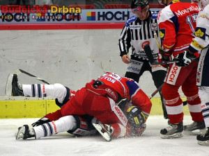 Nedlouho poté už ale Květoňovi ruply nervy, když zbušil Kajínka