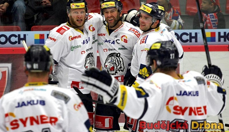 Střelec první liberecké branky Petr Nedvěd přijímá gratulace od Davida Šticha a Marka Trončinského