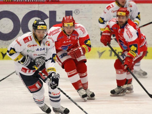 Jaroslav Kudrna sledovaný budějckou dvojicí Roman Pšurný - David Kuchejda (zleva)