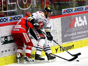 Kapitán domácích František Ptáček brání bývalého hráče Mountfieldu Tomáše Vaka