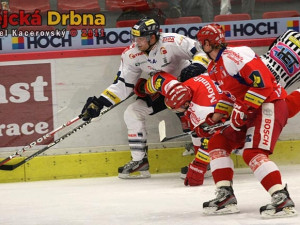 Tvrdý souboj u mantinelu schytal i rozhodčí Milan Jindra