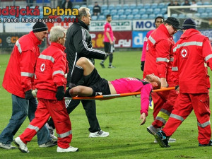 Na snímku to vypadá, že Tomáš Stráský opouštěl hřiště v bezvědomí. Naštěstí to tak vážné nebylo, ale zápas stejně nedohrál