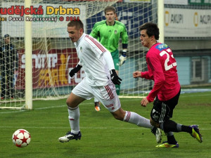 Na žižkovského Pavla Kadeřábka dotírá Jaroslav Machovec