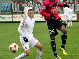 Sandro odhlavičkoval, Pavel Kadeřábek jen přihlíží