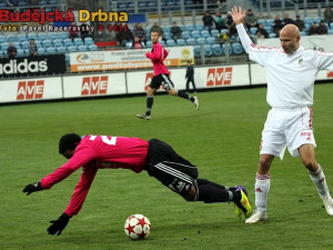 Sandro padá po zákroku Marcela Šťastného