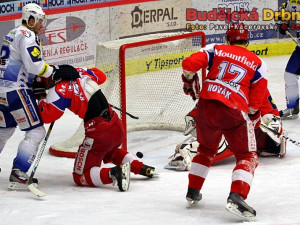 Jeden z důrazných soubojů před Kovářovou brankou, vlevo Čermák tahá za dres Kašpaříka