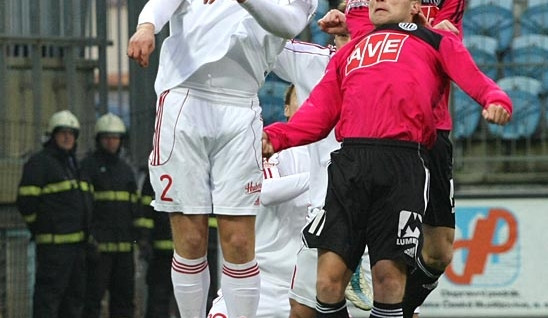 Vzdušný souboj českobudějovické dvojice Grigorij Chirkin (v popředí) a Zdeněk Ondrášek s Mateuszem Slodowym