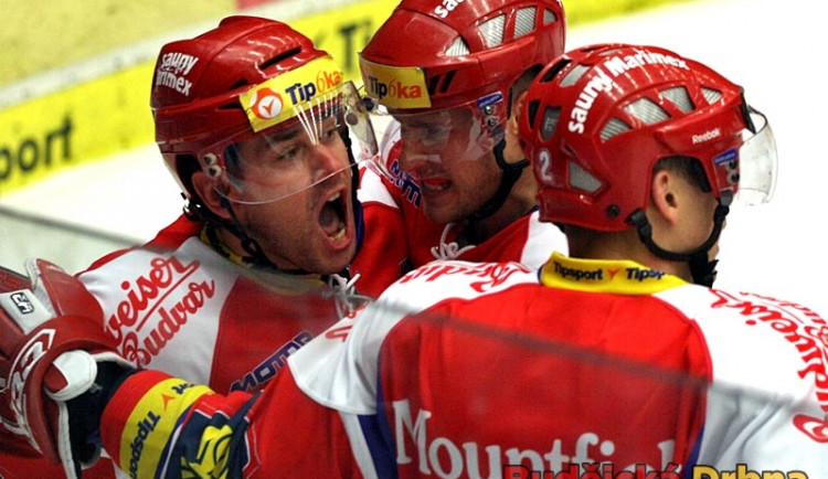 Upřímná radost Davida Kuchejdy po rozhodujícím gólu Motoru, vpravo Roman Pšurný a František Ptáček