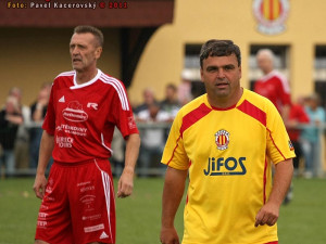František Mertl s legendou českého fotbalu Janem Bergerem při exhibičním zápase Kamenného Újezdu s Amforou