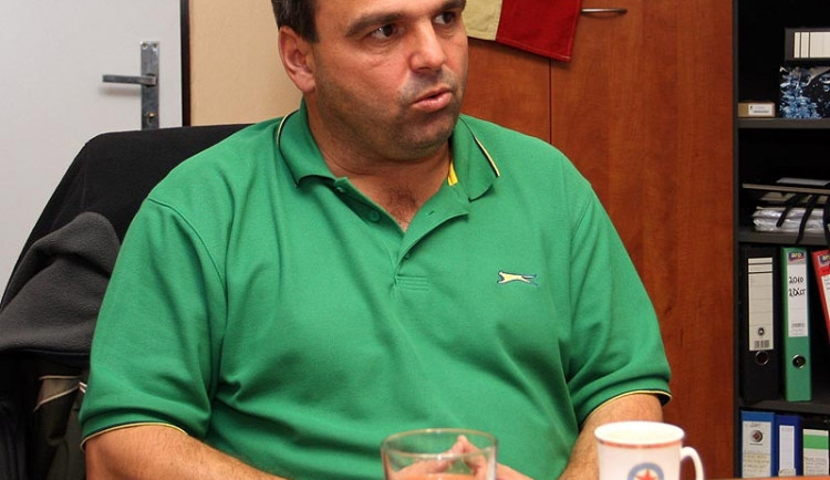 Roudenský šéftrenér mládeže František Mertl při rozhovoru s Budějckou Drbnou