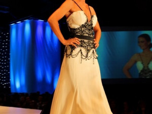 Tyto nádherné šaty si na sebe jako modelka vzala moderátoka Gábina Partyšová.