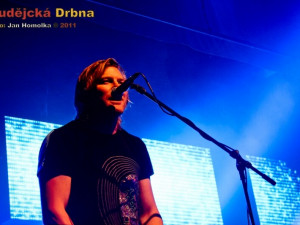 Jiří Hradil hrající na klávesy