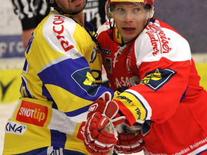 Přetlačovaná kapitánů Františka Ptáčka a Petra Čajánka (zprava)