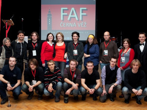 Společná fotografie autorů a organizátorů festivalu na Galavečeru vítězů.