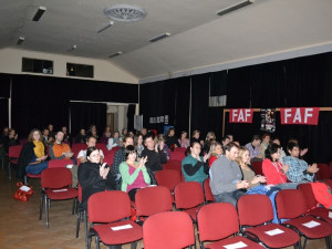 Pohled do sálu při závěru 3. promítacího pásma 25.11.2011.